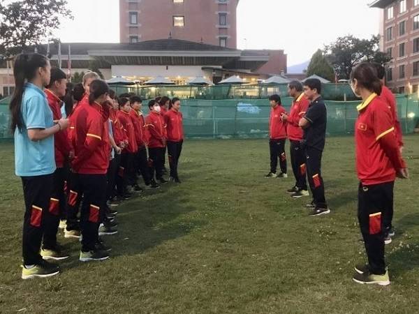 Bóng đá Việt Nam 4/4: Tuyển nữ Việt Nam tập buổi đầu tại Nepal