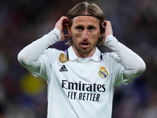 Bóng đá QT 8/9: Luka Modric cảm thấy bị lừa dối trong bản hợp đồng mới