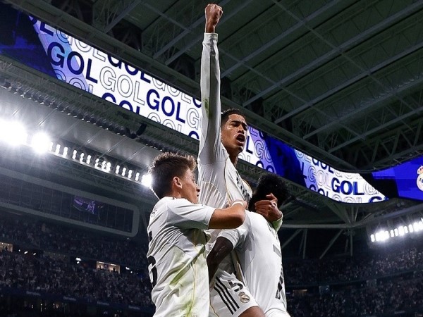 Sự tương phản giữa hai gã khổng lồ